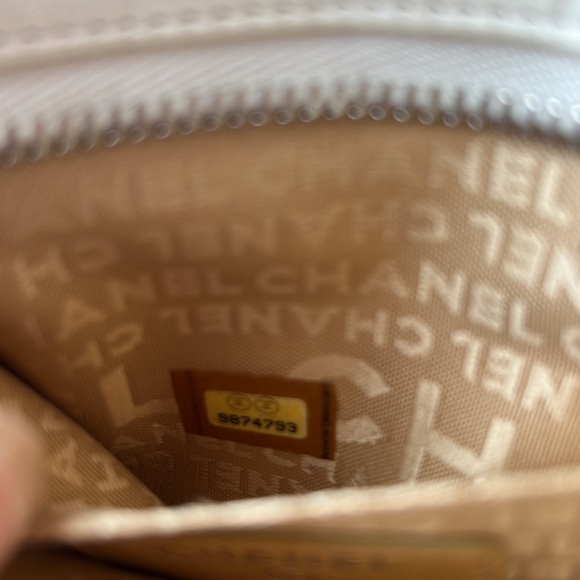 Authentic Chanel  In a beautiful color and very good condition - Picture 8 of 11